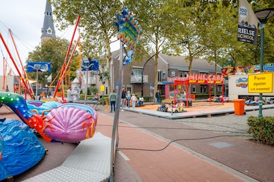 Hangjeugd pist in de heg en klimt op het dak: heftige kermis voor senioren in Riel