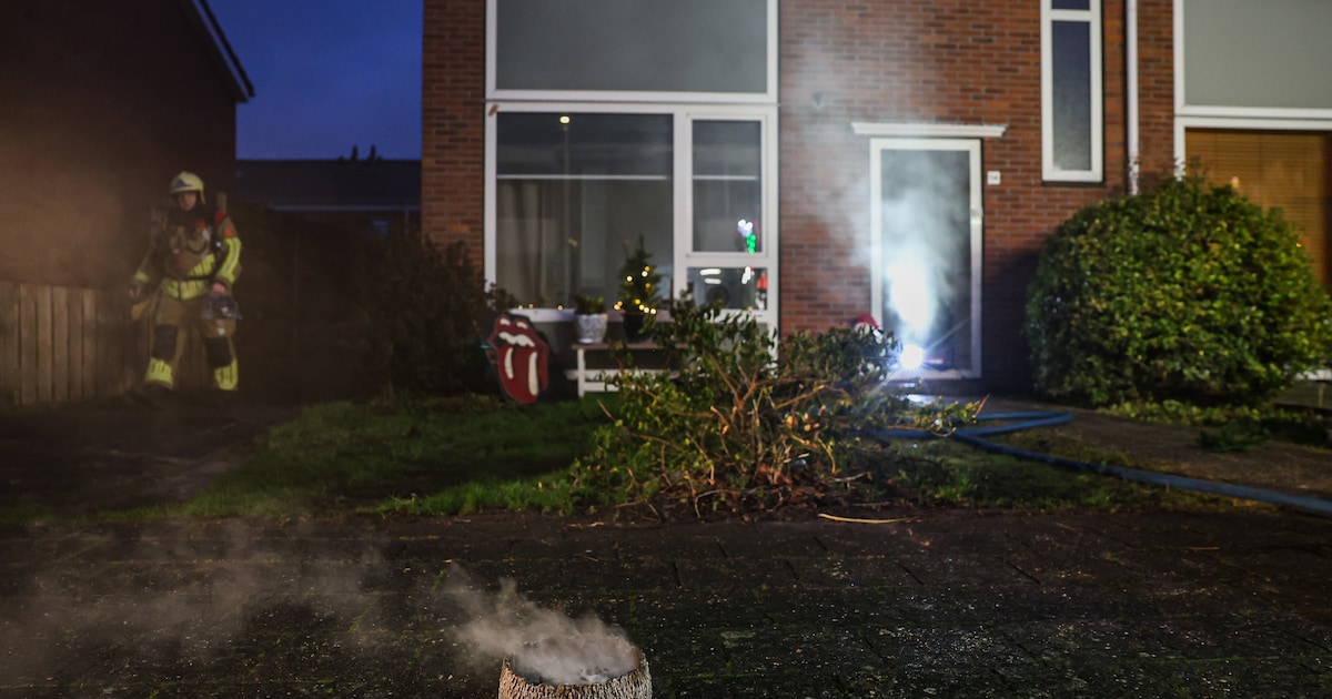 Woning vol rook door brandend kerststukje op de Fokelinus van der Walstraat in Lemmer