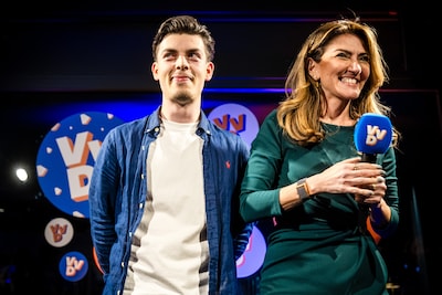 2026-03-18-22-56-36-waalwijk-lijsttrekker-milos-boksan-en-politiek-leider-dilan-yesilgoz-zegerius-van-de-volkspartij-voor-vrijheid-en-democratie-vvd-waalwijk-reageren-in-de-businessclub-van-rkc-waalwijk-op-de-voorlopige-uitslag-van-de-gemeenteraadsverkiezing-rob-engelaar-anp