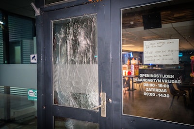Explosie bij lunchroom in Zevenaar: forse schade aan voordeur