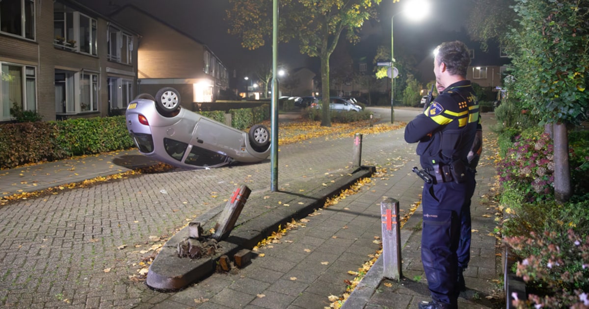 Automobilist vliegt over de kop na botsing met paal in Baarn