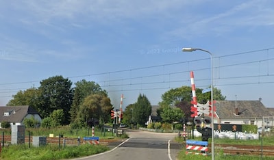 Bredestraat in Wadenoijen toch weer eenrichtingsweg voor truckers, nu vanwege veiligheid bij het spo
