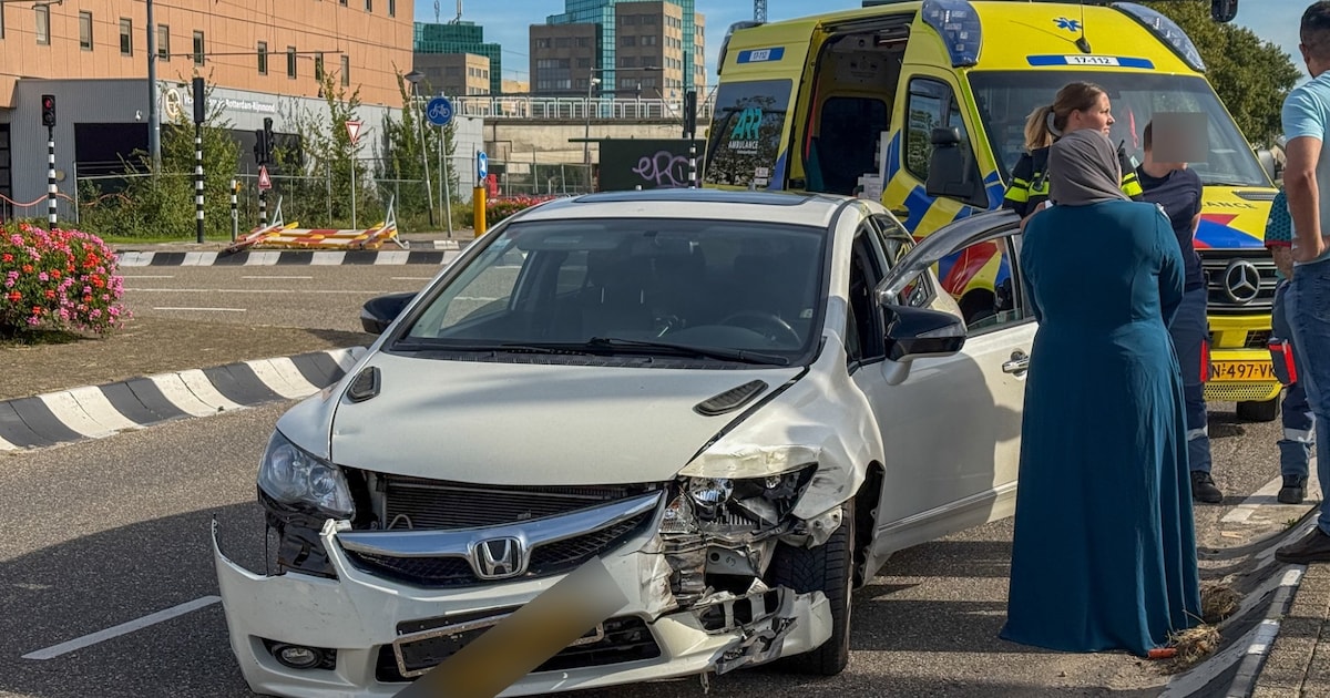 Ambulance en personenauto botsen op kruising in Schiedam