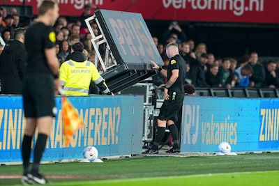 Hilariteit in de Kuip: broek scheidsrechter zakt af bij Feyenoord - Heerenveen