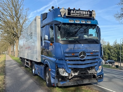 Vrachtwagen en auto botsen op N35 in Nijverdal