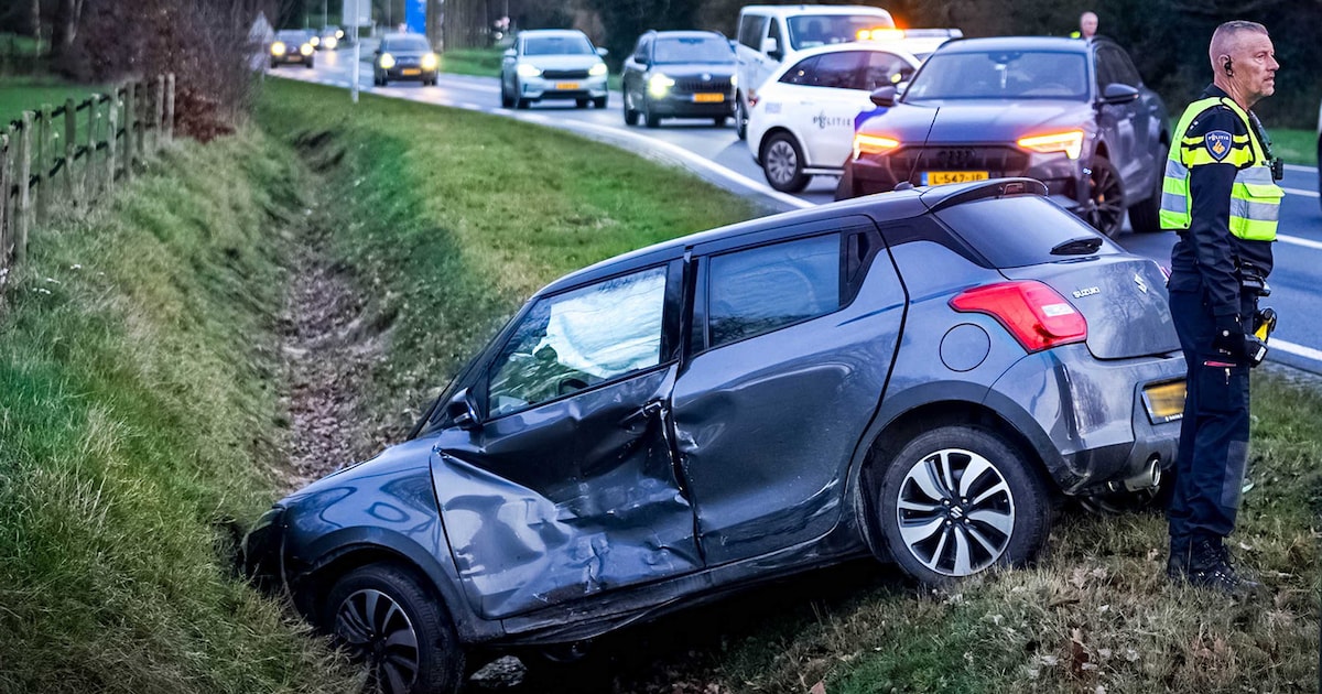 Auto belandt in greppel na botsing op de Noordenveldweg in Vries