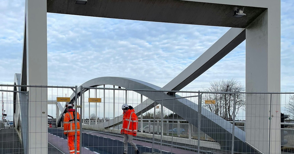 Dorkwerderbrug bij Dorkwerd weer open voor fietsers en voetgangers