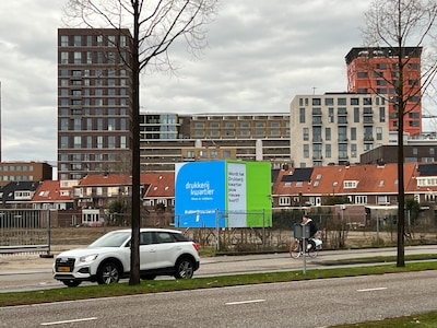 Buren vrezen voor zonlicht en opbrengsten zonnepanelen door ‘extreem hoge’ nieuwe woontoren in Eindh
