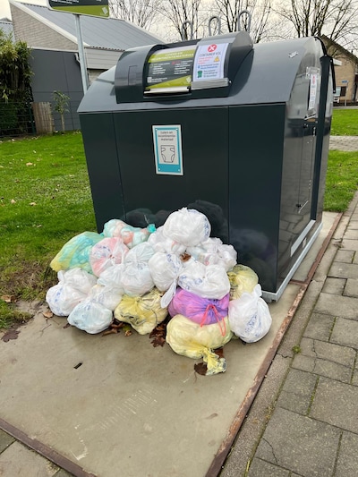 Zakken met volle poepluiers stapelen zich op voor de luiercontainer; wat is er aan de hand?