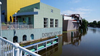 'Extreme weather' en 'shared futures' : Groninger Museum beklad met leuzen