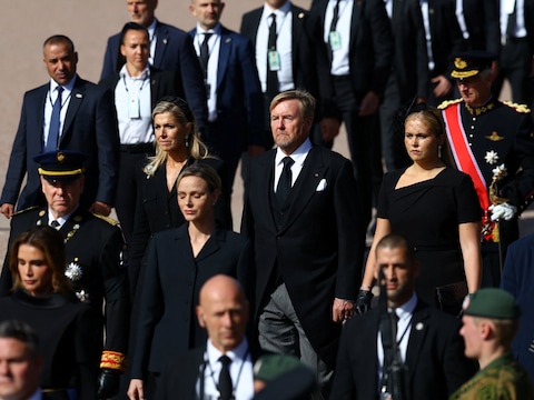 live-uitvaart-koning-harald-koningspaar-en-amalia-lopen-mee-in-processie-noorse-koning-marius-hiby-ontbreekt