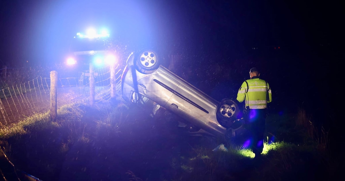Auto belandt op zijn kop naast Westfriese Zeedijk in Sint Maarten