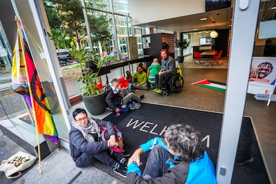 Politie draagt Extinction Rebellion-demonstranten naar buiten bij bezetting ingang ING-bank Eindhove