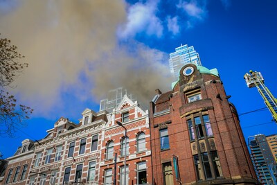 Flinke rookontwikkeling bij brand in grillrestaurant aan Van Vollenhovenstraat in Rotterdam