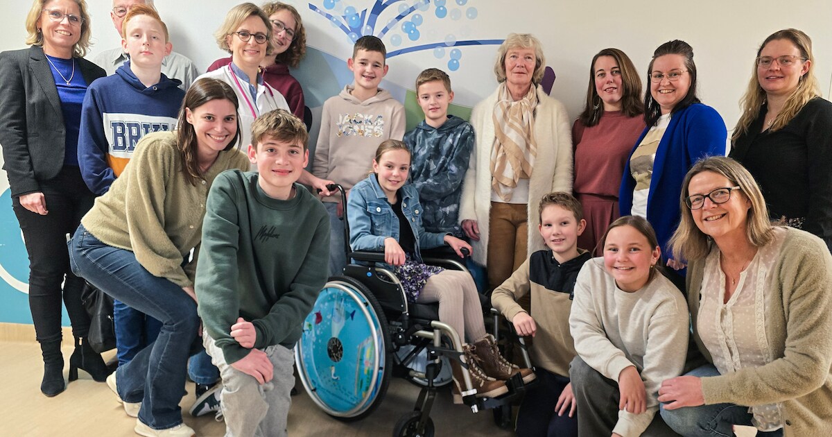 Nieuwe kinderrolstoel voor Het Van Weel-Bethesda Ziekenhuis dankzij Tennisvereniging Stellendam