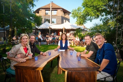 Dit zag je niet op televisie: NOS-crew sleept met hooi voor wielerprogramma in Kamerik