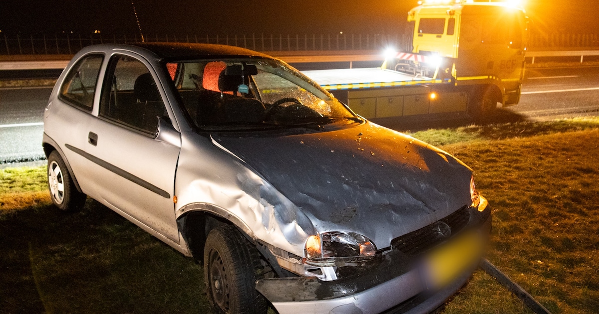 Auto slaat over de kop door gladheid op A32 bij Akkrum
