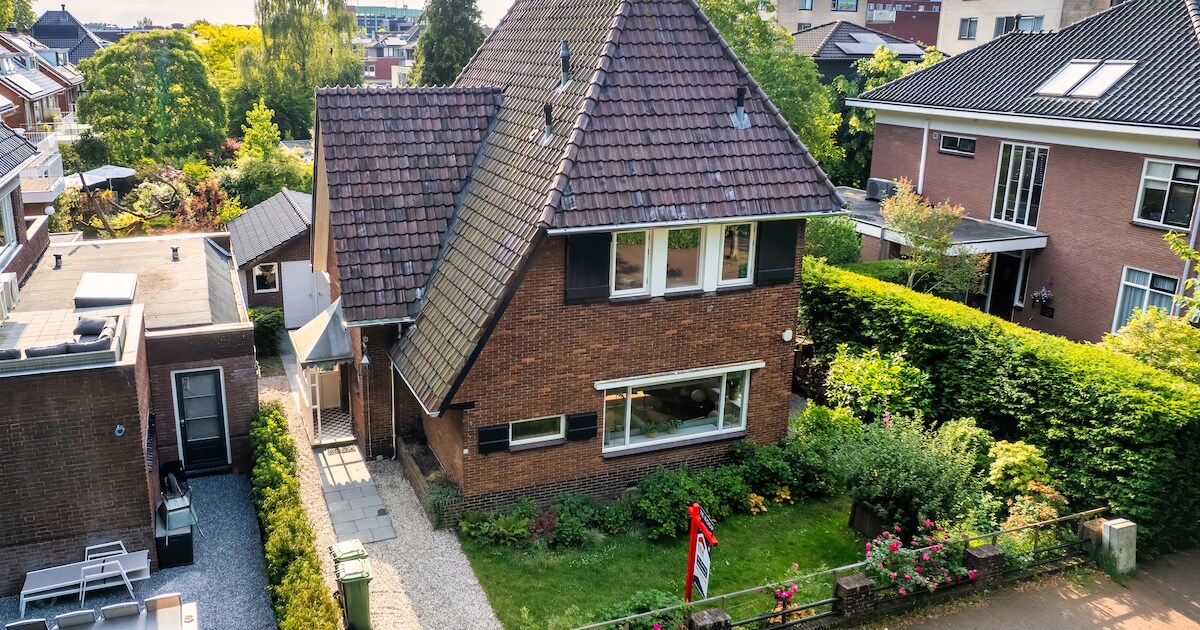 Deze eigenzinnige jaren 30-woning in Alphen heeft een gewaagde uitbouw