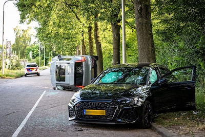 Auto rijdt hard tegen geparkeerde Audi RS3 en belandt op zijkant in Tilburg