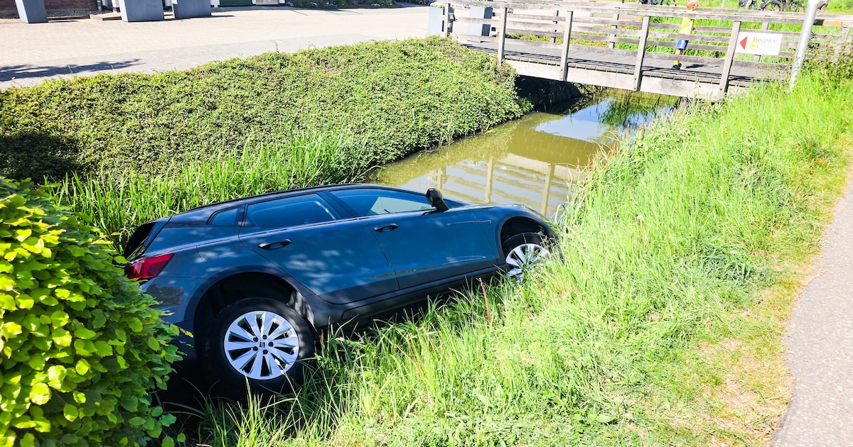 Auto te water in Hendrik-Ido-Ambacht, bestuurder ongedeerd