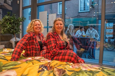 Ingrid en El betalen 2200 euro om in etalage van winkel te slapen: ‘Mooi verhaal voor later in bejaa
