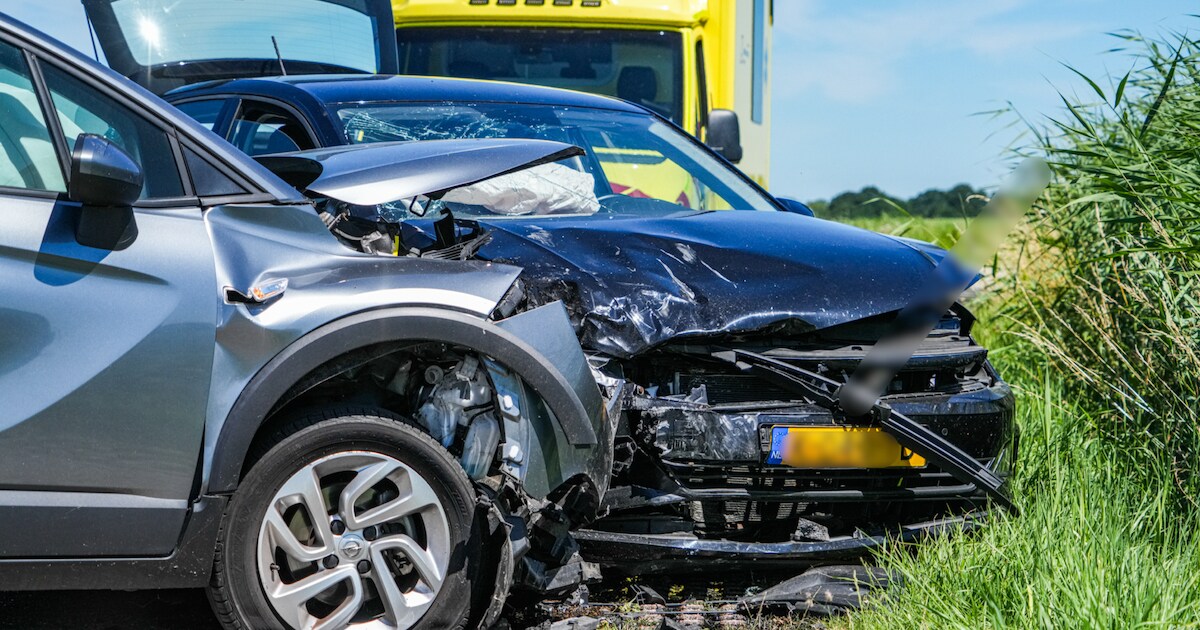 Gewonde en veel schade bij harde botsing in Winsum
