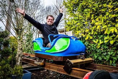 Simon (30) zet dierbare herinnering in de voortuin: een stuk van de kikkerachtbaan uit Duinrell