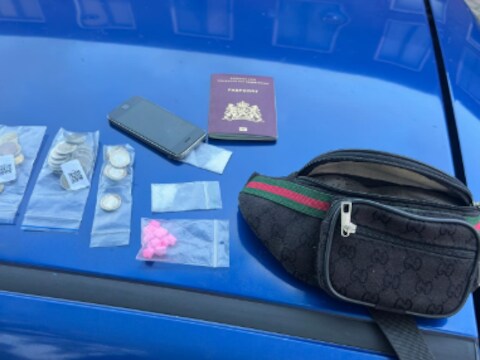 Politie vindt drugs, veel contant geld en meerdere telefoons. 