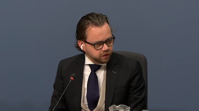 This is why COVID inquiry chair Daan De Kort is wearing an earpiece