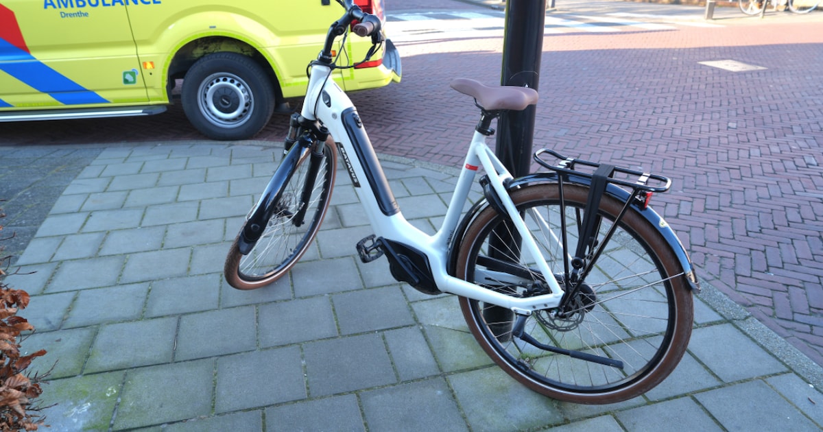 Botsing tussen auto en fiets op Prinsengracht in Meppel