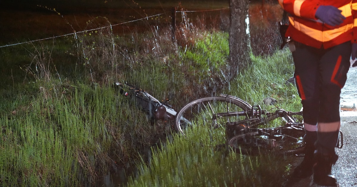 Fietser zwaargewond bij val in sloot tussen Oosterhout en Rijen: vrouw krijgt hem niet uit het water