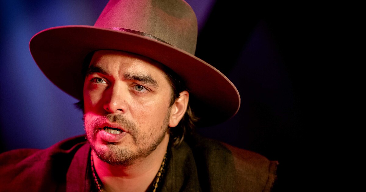 Verliest Waylon in Lissabon van een zingende kip? | Show | AD.nl