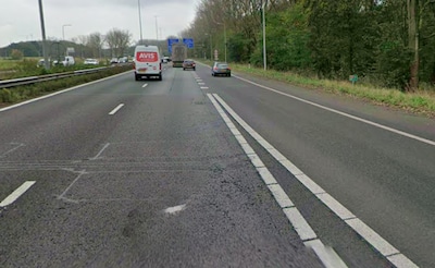 Politie haalt vrouw van de A59 bij Vlijmen: wist niet dat je niet op de snelweg mag lopen in Nederla