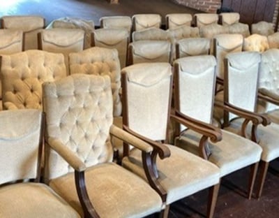 Gemeente Kampen geeft oude raadsstoelen weg via winactie