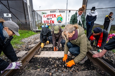 Demonstratie van klimaatactivisten in Rotterdamse haven om ‘kolenspoor onschadelijk te maken’
