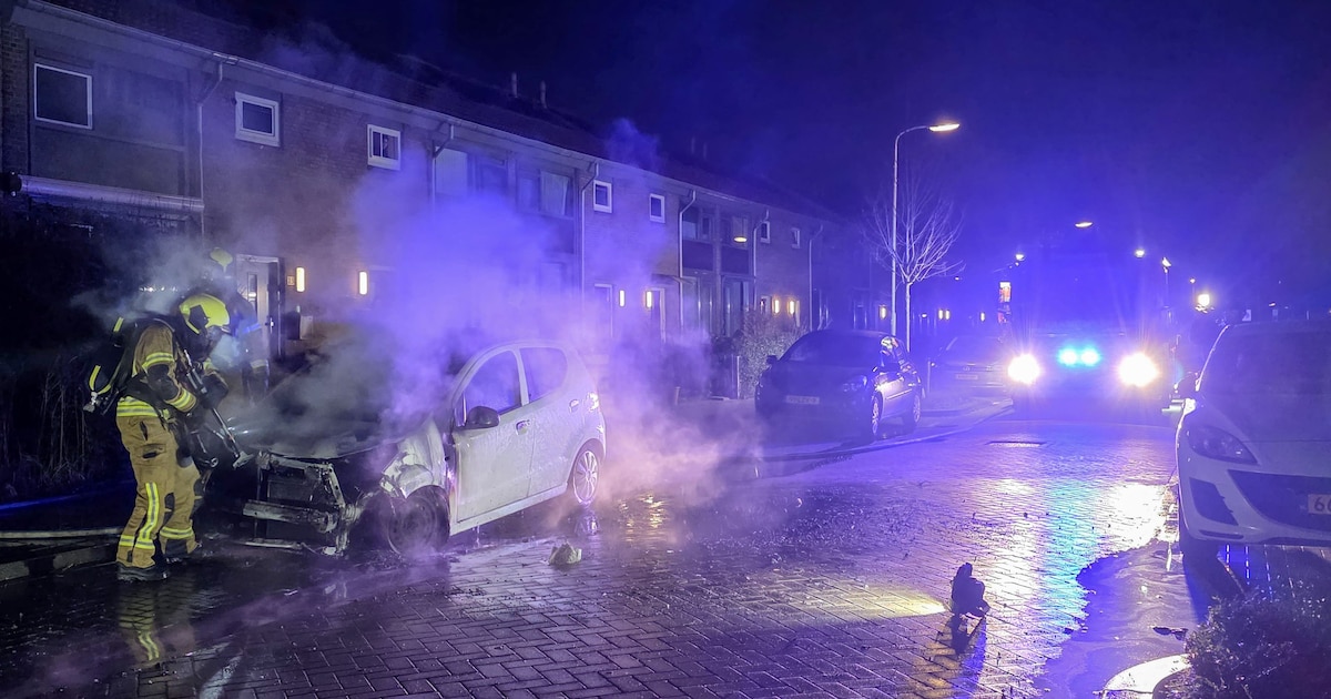 Explosie na aangestoken autobrand in Zwijndrecht: man met jerrycan vastgelegd op deurbelcamera