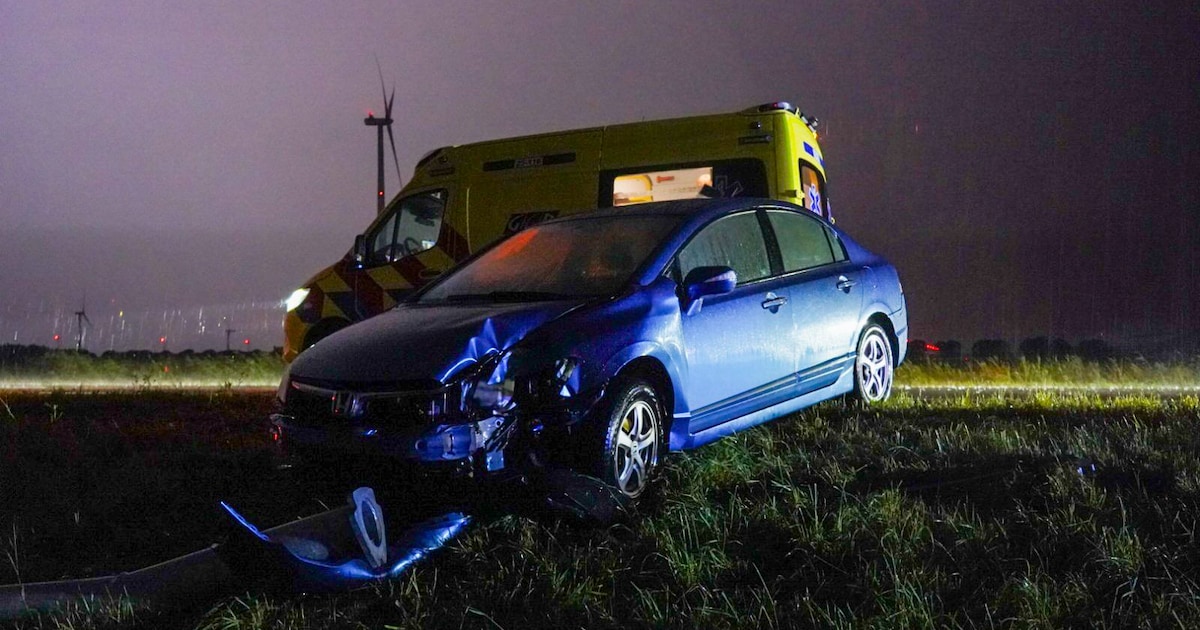 Auto raakt van de weg en rijdt lantaarnpaal omver langs de A6 bij Lelystad