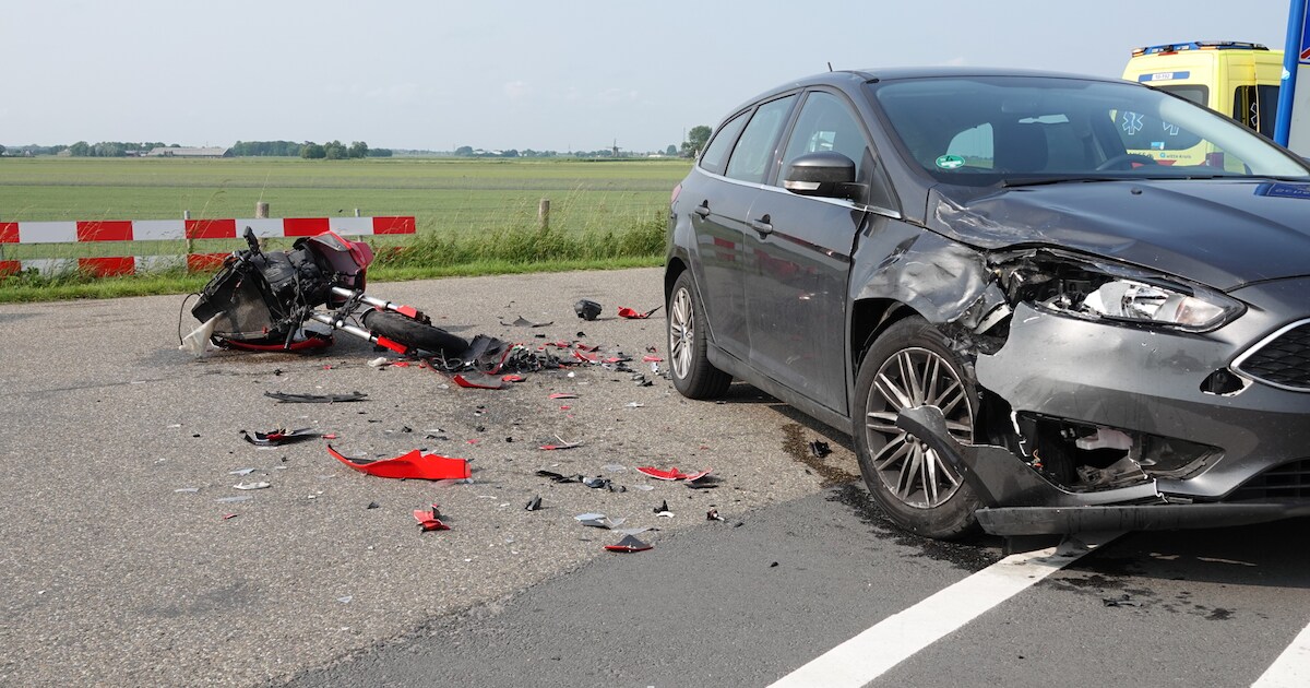 OngMotorrijder gewond na botsing met auto op Molendijk in Schermerhorn