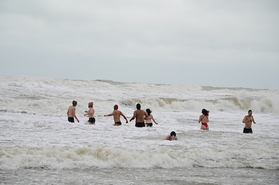 Nieuwjaarsduiken afgelast, toch gaan mensen de zee in: ‘Levensgevaarlijk met deze stroming’