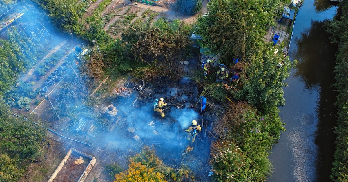 Schuur vliegt in brand op volkstuincomplex in Leerdam