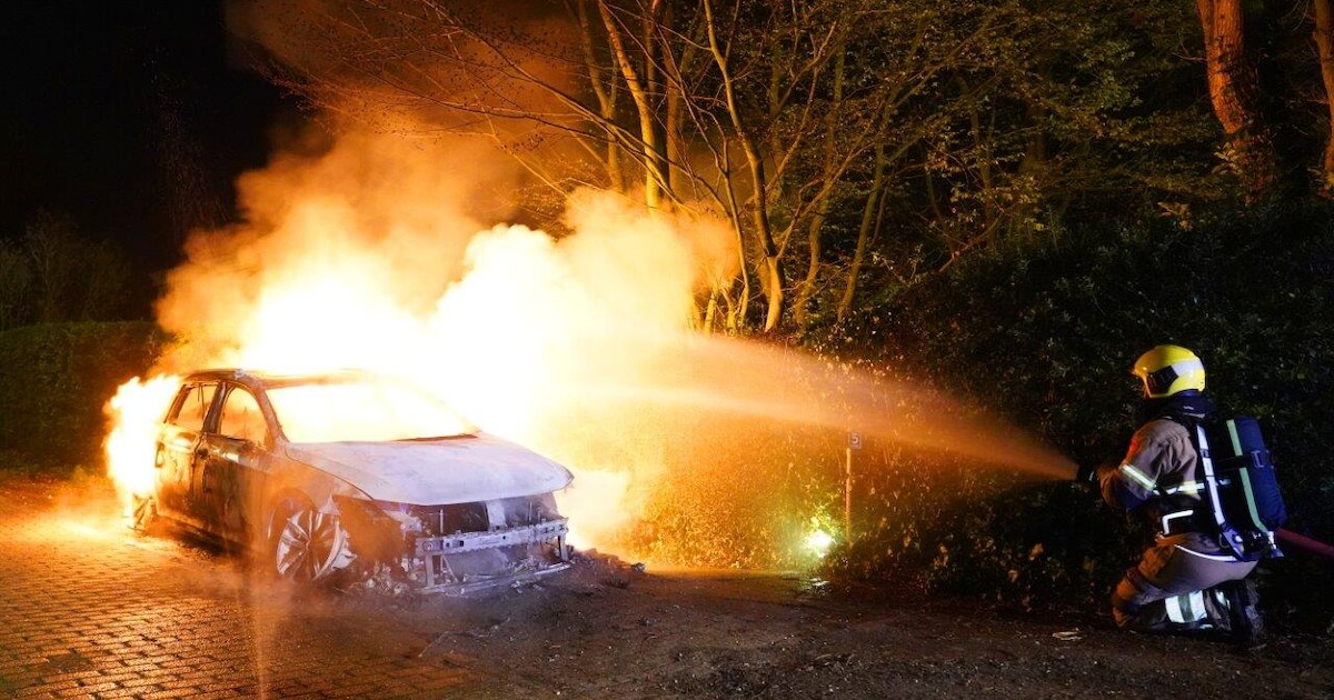 Auto gaat in vlammen op in Vlijmen