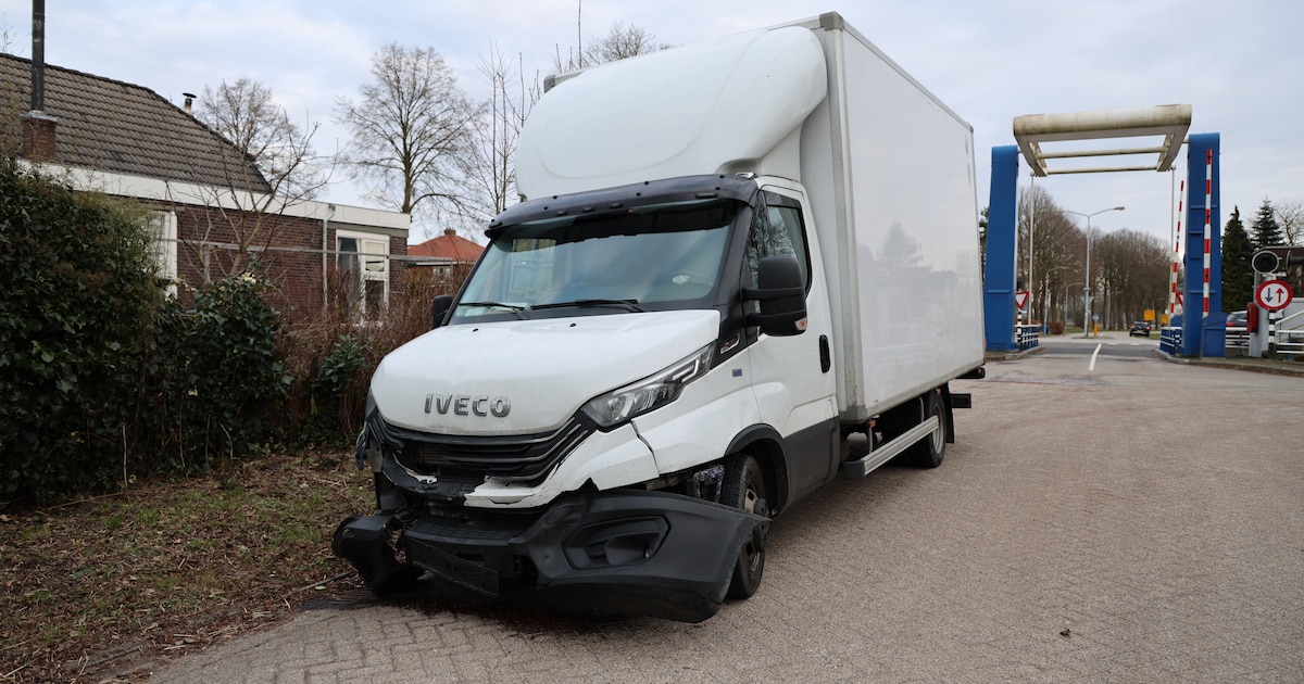 Schade bij botsing op kruising op de Kanaalweg in Smilde