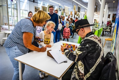 Jonge fans in de rij voor kinderboekenschrijver Paul van Loon