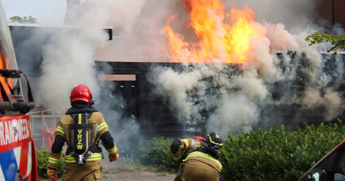Metershoge vlammen bij schuurbrand in Purmerend, brandweer probeert vuur te bestrijden