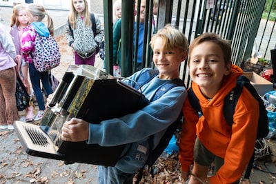 Thomas (7) en zijn klasgenoten zijn trots op hun berg ‘afval’: samen zamelden ze al bijna 2000 oude 
