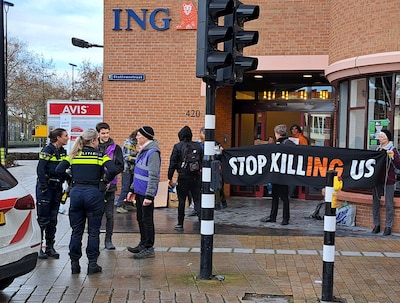 Politie arresteert twintig demonstranten tijdens actie van Extinction Rebellion bij ING-kantoor in T