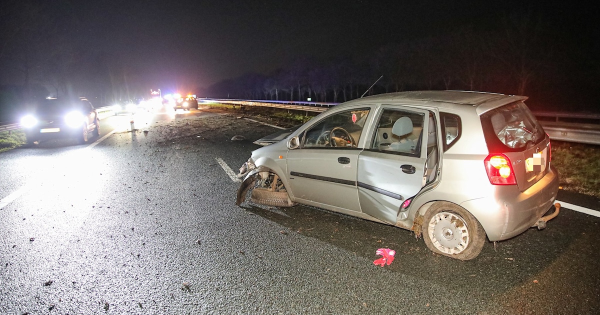 Automobilist laat gecrashte auto achter op A7 bij Zuidbroek, speurhond op zoek