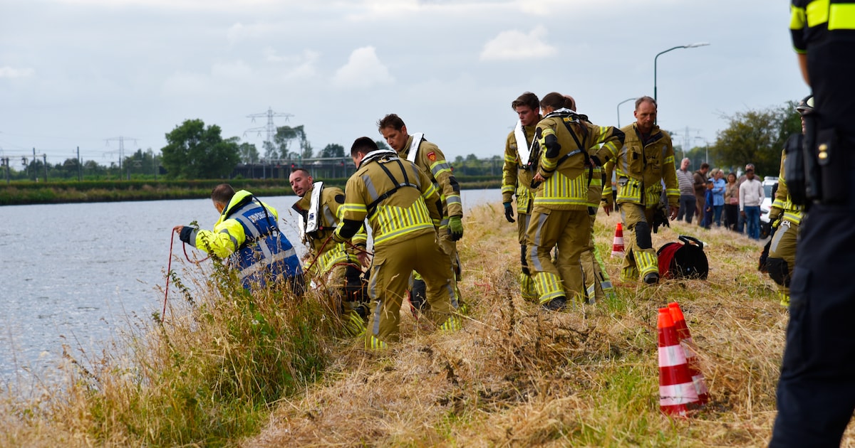 Brandweer redt slachtoffer uit Amsterdam-Rijnkanaal, politieheli dropt reddingsmiddel