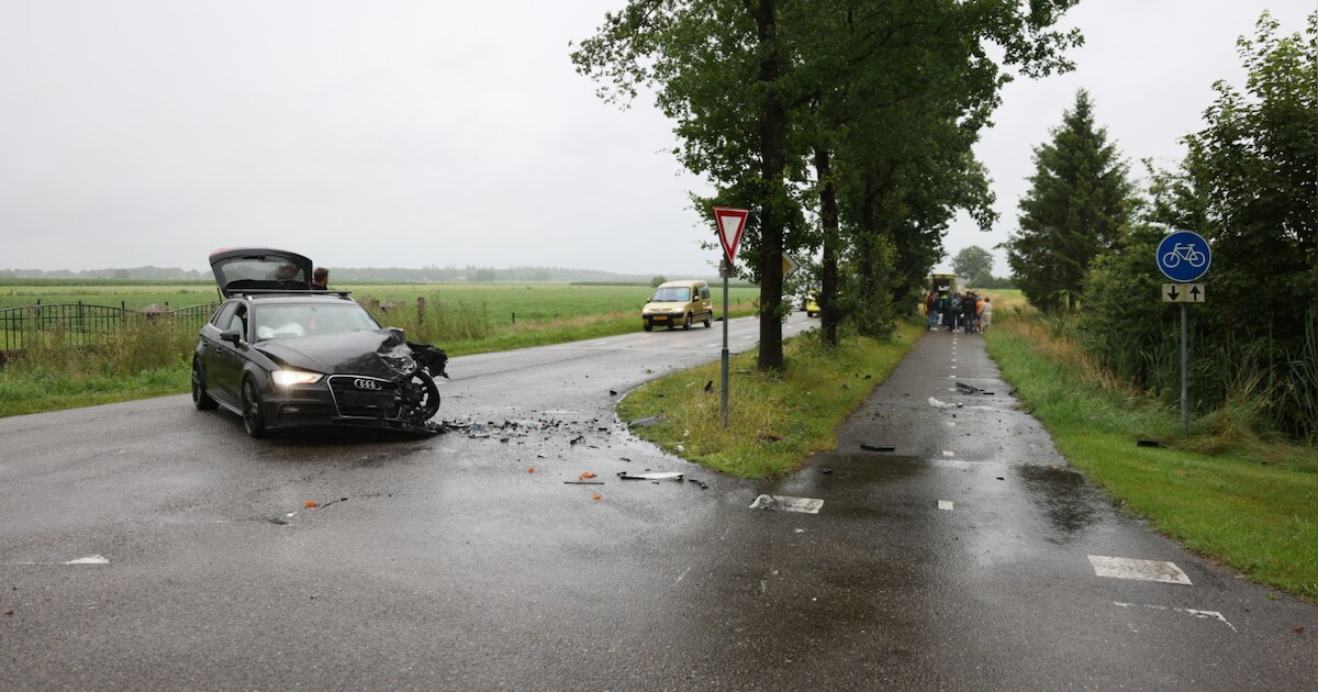 Ernstig ongeluk in Stegeren: motorrijder (40) belandt tientallen meters verderop in sloot na aanrijd