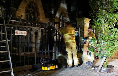 Vrouw klimt over hek van Sint-Janskathedraal in Den Bosch en valt
